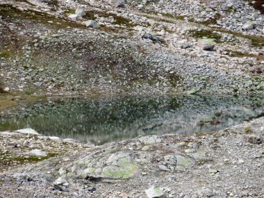 Alp dağı Schwarzsee Gölü veya Davos ve Klosters turizm kasabaları arasındaki Kara Göl - İsviçre Grison Kantonu, İsviçre (Kanton Graubuenden, Schweiz)