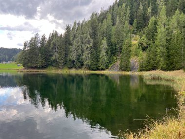 Alp dağı Schwarzsee Gölü veya Davos ve Klosters turizm kasabaları arasındaki Kara Göl - İsviçre Grison Kantonu, İsviçre (Kanton Graubuenden, Schweiz)