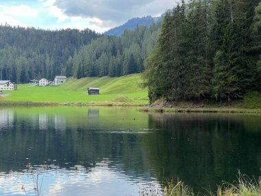 Alp dağı Schwarzsee Gölü veya Davos ve Klosters turizm kasabaları arasındaki Kara Göl - İsviçre Grison Kantonu, İsviçre (Kanton Graubuenden, Schweiz)