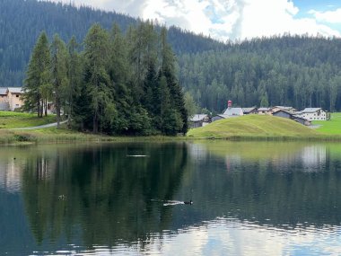 Alp dağı Schwarzsee Gölü veya Davos ve Klosters turizm kasabaları arasındaki Kara Göl - İsviçre Grison Kantonu, İsviçre (Kanton Graubuenden, Schweiz)