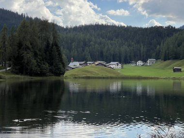 Alp dağı Schwarzsee Gölü veya Davos ve Klosters turizm kasabaları arasındaki Kara Göl - İsviçre Grison Kantonu, İsviçre (Kanton Graubuenden, Schweiz)