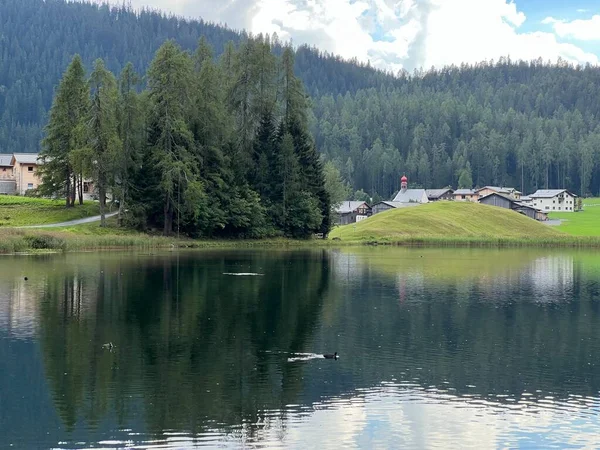 Alp dağı Schwarzsee Gölü veya Davos ve Klosters turizm kasabaları arasındaki Kara Göl - İsviçre Grison Kantonu, İsviçre (Kanton Graubuenden, Schweiz)