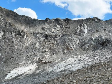 Küresel ısınma ve iklim değişikliğinin sonuçları - Fluelapass dağ yolu geçidi üzerindeki Joerigletscher alp buzulunun son yaz kalıntıları, Davos - Grisonlar Kantonu, İsviçre (Kanton Graubuenden, Schweiz)