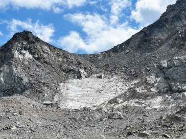 Küresel ısınma ve iklim değişikliğinin sonuçları - Fluelapass dağ yolu geçidi üzerindeki Joerigletscher alp buzulunun son yaz kalıntıları, Davos - Grisonlar Kantonu, İsviçre (Kanton Graubuenden, Schweiz)