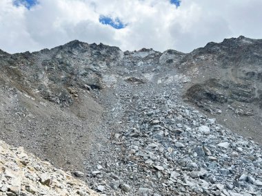 Silvretta Alp Dağları 'ndaki Flueela Wisshorn veya Fluela Wisshorn (3085 m) tepesinden kayan büyük bir kaya parçasının kalıntıları, Davos - Kanton of Grisons, İsviçre (Kanton Graubuenden, Schweiz))