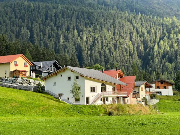 Billedskjønne Landskap Med Private Hus Boligområder Alpine Elvedalene Området Rundt – stockfoto