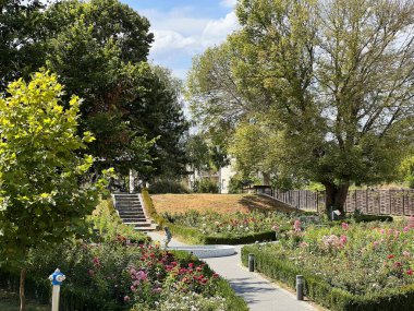 Vukovar 'daki Eltz şatosunun yanında küçük bir park - Slavonya, Hırvatistan (Mali parkının bıngırı dvorca Eltz u Vukovaru - Slavonija, Hrvatska)