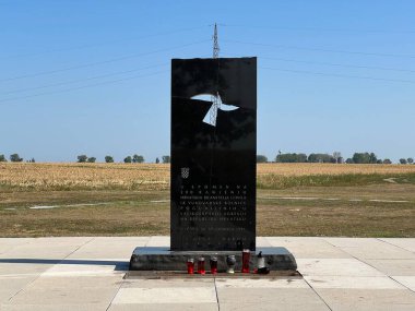 Vukovar Anıtı - Ovcara toplu mezar parkı - Hırvatistan (Memorijalni centar domovinskog rata Vukovar - Spomen-park mazovnica Ovcara, Hrvatska)