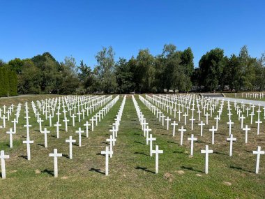 Vukovar 'daki İç Savaş kurbanlarının anısına yapılan mezarlık - Hırvatistan (Memorijalno groblje zrtava iz Domovinskog rata u Vukovaru / Novo groblje Dubrava - Srijem, Hrvatska)