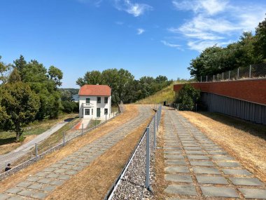 Vucedol eğitim yolu Tuna 'nın yanında ve Vucedol arkeoloji sahasında, Vukovar - Hırvatistan (Poucna staza Vucedol uz Dunav i na arheoloskom lokalitetu Vucedol - Srijem, Hrvatska)