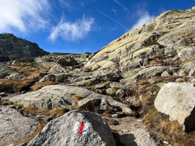Alp St. Gotthard Geçidi (Gotthard Geçidi) ve İsviçre Alpleri 'nin (Airolo - Tessin Kantonu) dağlık bölgelerindeki dağlık levhalar ve işaretler (Schweiz)