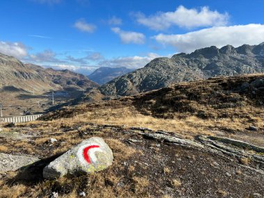 Alp St. Gotthard Geçidi (Gotthard Geçidi) ve İsviçre Alpleri 'nin (Airolo - Tessin Kantonu) dağlık bölgelerindeki dağlık levhalar ve işaretler (Schweiz)