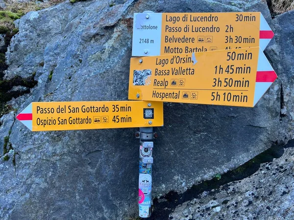 瑞士Airolo Canton Ticino Tessin 高山地区St Gotthard山口 Gotthardpass 和瑞士阿尔卑斯山地块 Schweiz 的登山牌和标志 — 图库照片