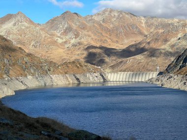 Yapay rezervuar gölü Lago di Lucendro ya da St. Gotthard Geçidi 'nin İsviçre alp bölgesinde Lucendro Gölü (Gotthard Geçidi), Airolo - Ticino Kantonu (Tessin), İsviçre (Schweiz)