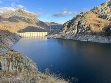 Yapay rezervuar gölü Lago di Lucendro ya da St. Gotthard Geçidi 'nin İsviçre alp bölgesinde Lucendro Gölü (Gotthard Geçidi), Airolo - Ticino Kantonu (Tessin), İsviçre (Schweiz)
