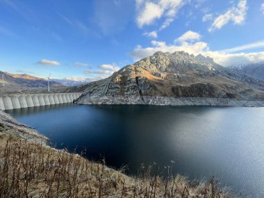Yapay rezervuar gölü Lago di Lucendro ya da St. Gotthard Geçidi 'nin İsviçre alp bölgesinde Lucendro Gölü (Gotthard Geçidi), Airolo - Ticino Kantonu (Tessin), İsviçre (Schweiz)
