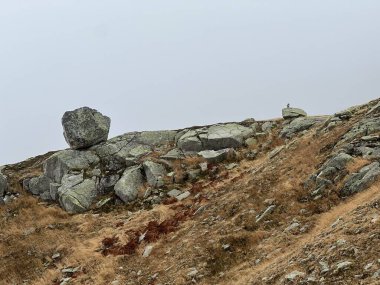 İsviçre 'nin sonbahar mevsiminde ve St. Gotthard geçidinde (Gotthardpass) kayalar ve taşlar, Airolo - Ticino Kantonu (Tessin), İsviçre (Schweiz)