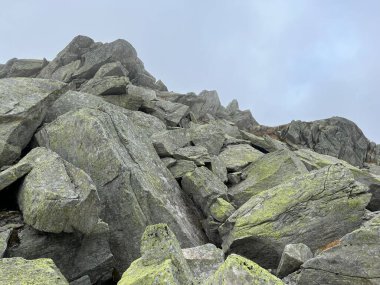 İsviçre 'nin sonbahar mevsiminde ve St. Gotthard geçidinde (Gotthardpass) kayalar ve taşlar, Airolo - Ticino Kantonu (Tessin), İsviçre (Schweiz)