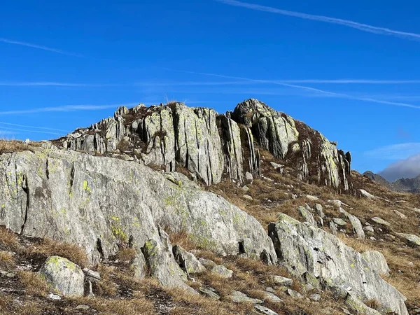 秋の岩や石スイスアルプスの環境とセント ゴットハルト峠 Gotthardpass の山岳地帯 エアロ ティチーノ州 テッシン スイス スイス — ストック写真