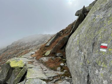 İsviçre 'nin sonbahar Alp mevsiminde ve St. Gotthard geçidi (Gotthardpass) dağ bölgesinde yürüyüş yolları veya dağcılık rotaları, Airolo - Ticino Kantonu (Tessin), İsviçre (Schweiz)