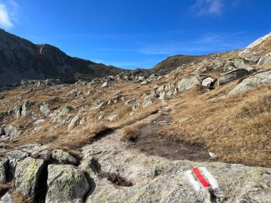 İsviçre 'nin sonbahar Alp mevsiminde ve St. Gotthard geçidi (Gotthardpass) dağ bölgesinde yürüyüş yolları veya dağcılık rotaları, Airolo - Ticino Kantonu (Tessin), İsviçre (Schweiz)