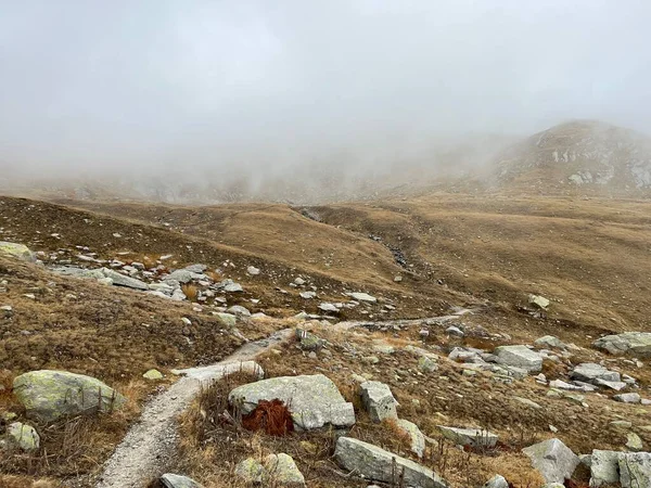 Vandringsleder Eller Bergsbestigningsvägar Höst Schweizisk Alpmiljö Och Bergsområdet Gotthard Airolo — Stockfoto