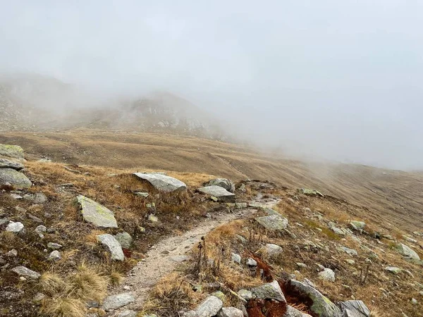 Vandringsleder Eller Bergsbestigningsvägar Höst Schweizisk Alpmiljö Och Bergsområdet Gotthard Airolo — Stockfoto