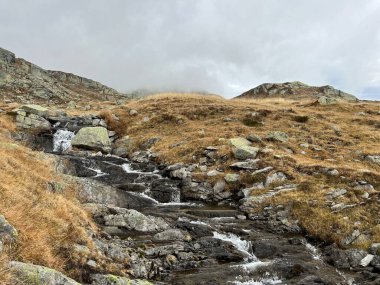 İsviçre 'nin St. Gotthard Geçidi' nin (Gotthardpass) küçük Alp Nehri Riale della Passera, Airolo - Ticino Kantonu (Tessin), İsviçre (Schweiz)