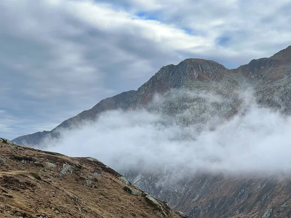 Mystieke Lage Herfstwolken Typische Bergmist Het Zwitserse Alpengebied Van Gotthardpas — Stockfoto