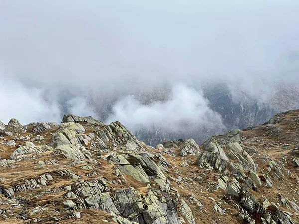 Мистические Низкие Осенние Облака Типичный Горный Туман Швейцарской Альпийской Зоне — стоковое фото