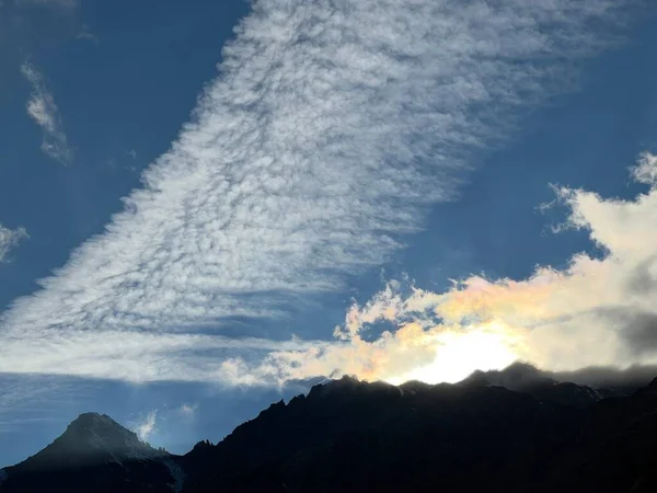 Nuages Mystiques Automne Bas Brouillard Montagneux Typique Dans Région Alpine — Photo