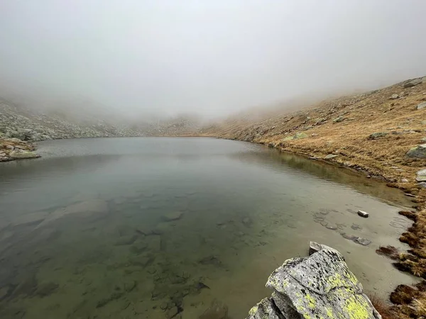 Мистическая Осенняя Атмосфера Альпийском Озере Лаго Орсино Горной Местности Перевала — стоковое фото