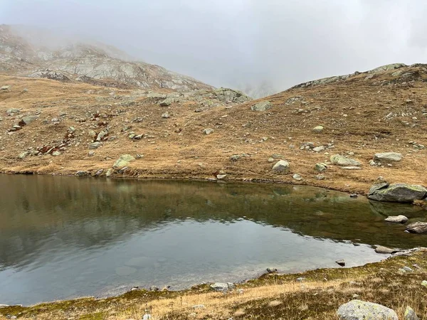 Mystické Podzimní Prostředí Alpském Jezeře Lago Orsino Horské Oblasti Gotthard — Stock fotografie