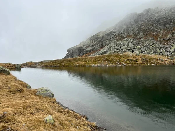 Ambiente Místico Otoñal Lago Alpino Lago Orsino Zona Montañosa Del —  Fotos de Stock