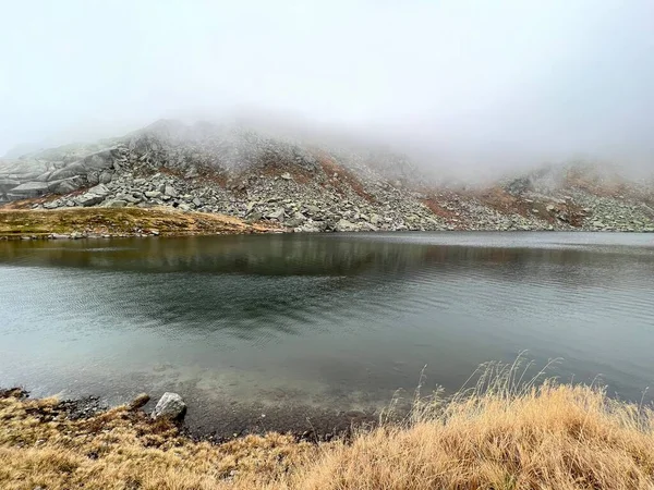 Мистическая Осенняя Атмосфера Альпийском Озере Лаго Орсино Горной Местности Перевала — стоковое фото