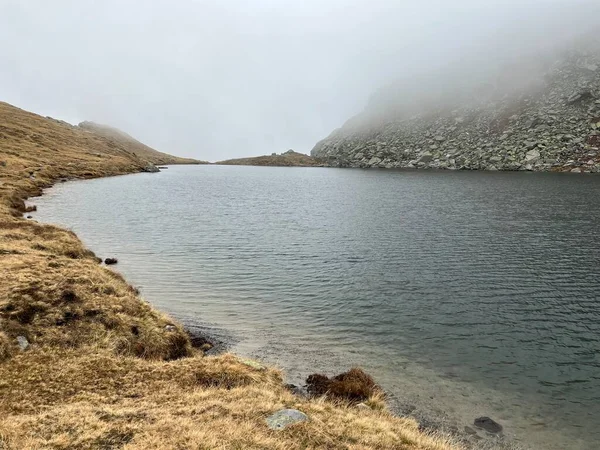 Mistyczna Jesienna Atmosfera Alpejskim Jeziorze Lago Orsino Górskim Obszarze Przełęczy — Zdjęcie stockowe