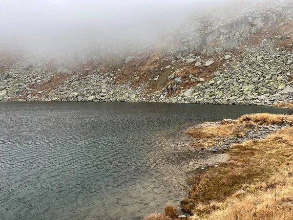 Mistyczna Jesienna Atmosfera Alpejskim Jeziorze Lago Orsino Górskim Obszarze Przełęczy — Zdjęcie stockowe