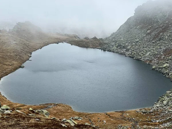 Μυστική Φθινοπωρινή Ατμόσφαιρα Στην Αλπική Λίμνη Lago Orsino Στην Ορεινή — Φωτογραφία Αρχείου