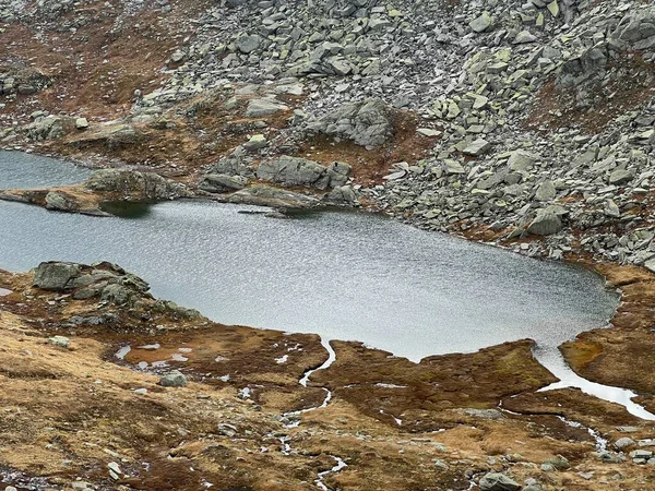 Widok Alpejskie Jezioro Laghi Orsirora Jesiennej Atmosferze Górzystym Obszarze Przełęczy — Zdjęcie stockowe