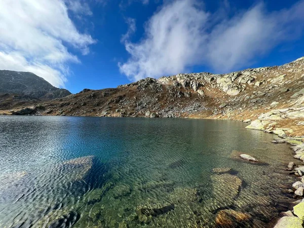 Sebuah Danau Alpen Bening Kristal Laghi Orsirora Selama Hari Musim — Stok Foto