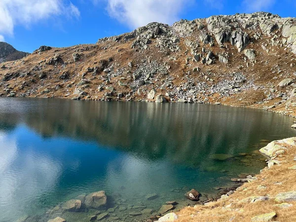 Sebuah Danau Alpen Bening Kristal Laghi Orsirora Selama Hari Musim — Stok Foto