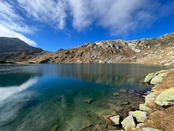 Sebuah Danau Alpen Bening Kristal Laghi Orsirora Selama Hari Musim — Stok Foto