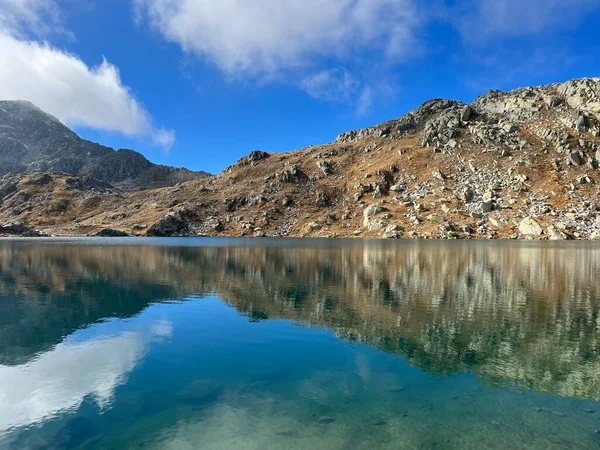 Sebuah Danau Alpen Bening Kristal Laghi Orsirora Selama Hari Musim — Stok Foto