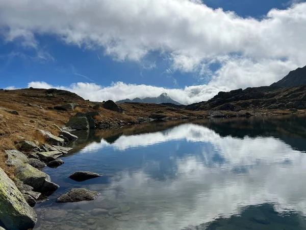 Kristallklar Alpina Sjöar Laghi Orsirora Vacker Höstdag Det Bergiga Området — Stockfoto