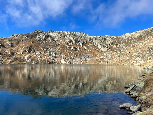 Sebuah Danau Alpen Bening Kristal Laghi Orsirora Selama Hari Musim — Stok Foto