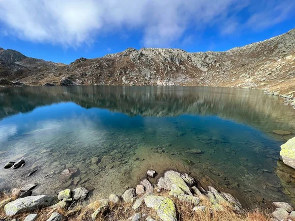 Sebuah Danau Alpen Bening Kristal Laghi Orsirora Selama Hari Musim — Stok Foto