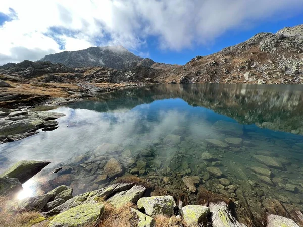 Kristallinkirkas Alppien Järvet Laghi Orsirora Aikana Kaunis Syyspäivä Vuoristoalueella Gotthard — kuvapankkivalokuva