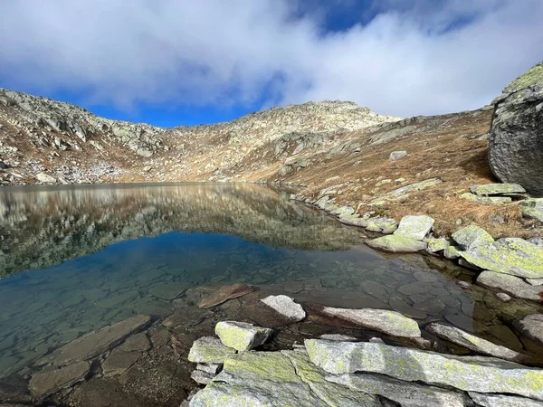 Sebuah Danau Alpen Bening Kristal Laghi Orsirora Selama Hari Musim — Stok Foto