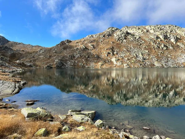 Sebuah Danau Alpen Bening Kristal Laghi Orsirora Selama Hari Musim — Stok Foto