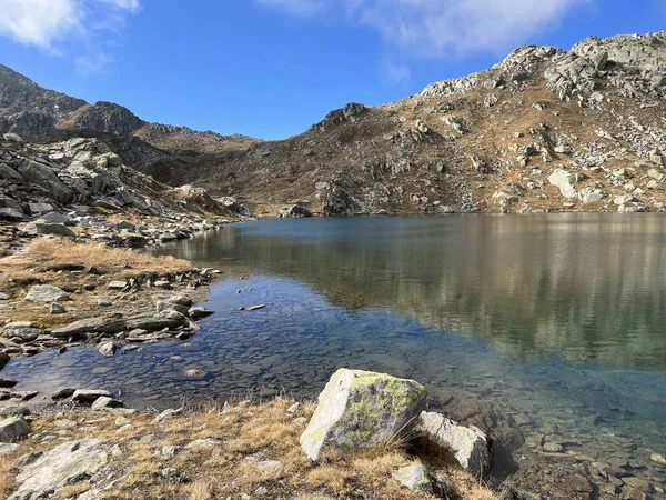 Sebuah Danau Alpen Bening Kristal Laghi Orsirora Selama Hari Musim — Stok Foto